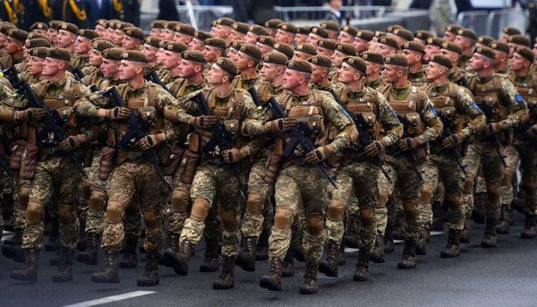 Порошенко і Турчинов привітали військових з Днем Сухопутних військ
