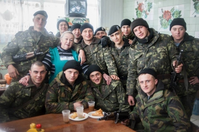 Селяни самоорганізовуються і годують напівголодних українських військових