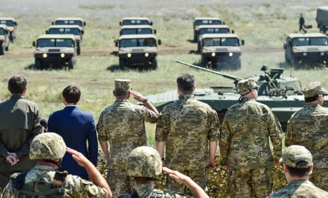 Украина усиливает оборону Донбасса и Мариуполя, - Порошенко