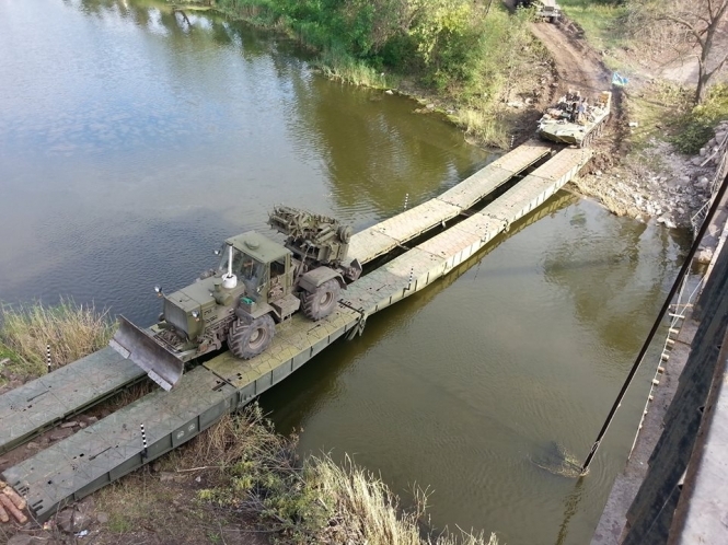 Военные инженеры навели мост и восстановили транспортное сообщение возле Славянска, - фото