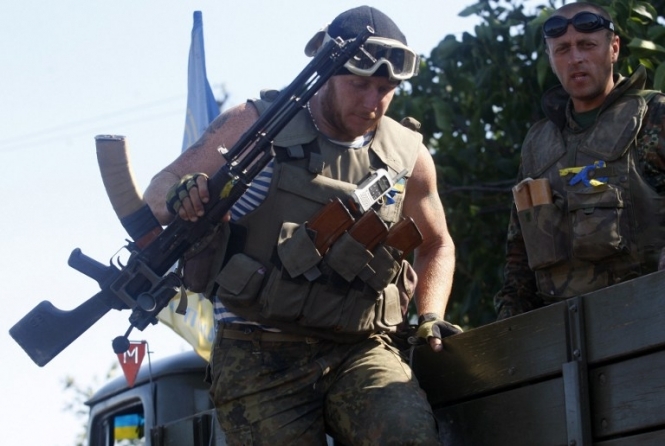 Добровольців, озброєних автоматами, змушують виконувати завдання, які мають бути поставлені перед бронетанковою бригадою