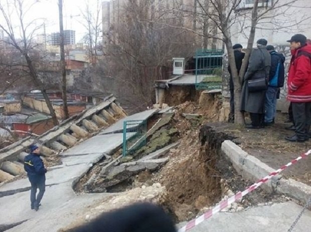 В Киеве в результате сдвига обвалилась опорная стена жилого дома, - ФОТО