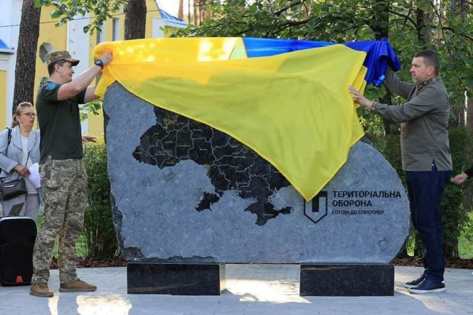 В Ірпені на Київщині встановили перший в Україні пам'ятний знак територіальній обороні