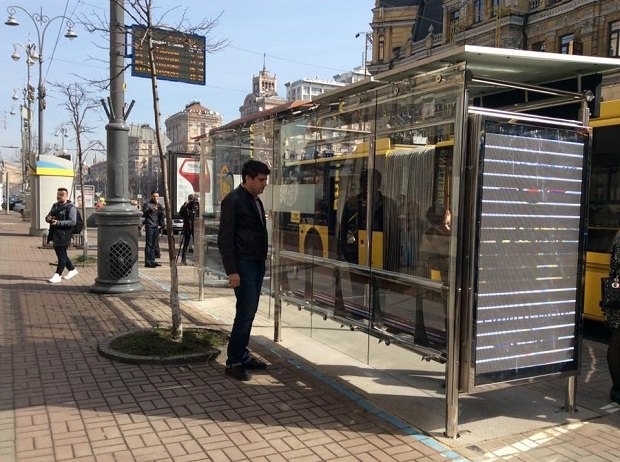 В Киеве представили smart-остановку, где можно заряжать телефон