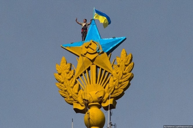 Поліція Москви затримала чоловіка, який міг перефарбувати зірку на висотці і вивісити український прапор
