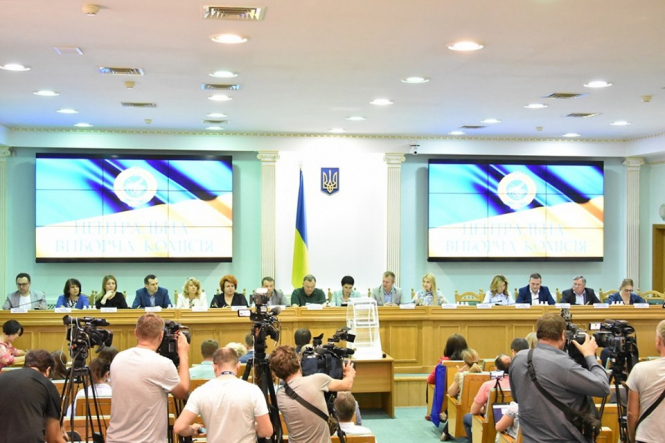 ЦИК зарегистрировала первых народных депутатов Украины