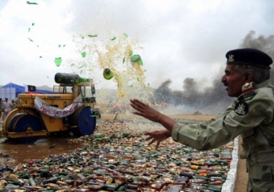 Пакистанський солдат знищує вилучені пляшки з міцними спиртними напоями, з нагоди Міжнародного дня боротьби з наркоманією. Карачі 26 червня 2012. Фото: AFP