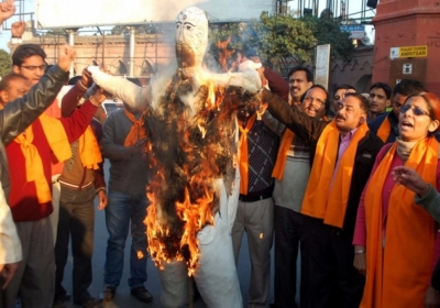 Індія. Активісти VHP спалюють опудало міністра Делі Шейла Дікшіт під час акції протесту в Амрітсарі 21 грудня 2012