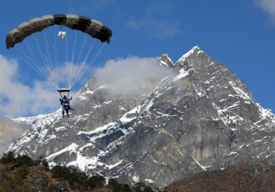 Інвалід здійснив стрибок із парашутом на Еверест