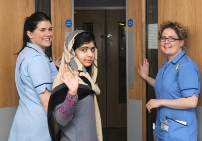 Малала Юсуфзай з медиками Бірмінгемської лікарні. Фото: AFP
