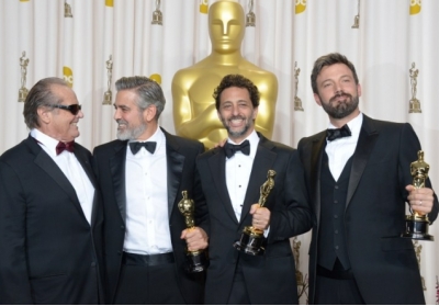 Бен Аффлек (R), Джордж Клуні (2 L), Грант Хеслов (2 R) і ведучий Джек Ніколсон. Фото: AFP