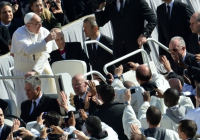 Папа знову налякав власну охорону, вітаючи вірян особисто