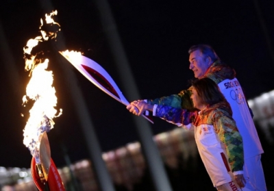 Ірина Родніна (ліворуч) та Владислав Третьяк запалити олімпійський вогонь на церемонії відкриття зимової Олімпіади 7 лютого 2014, в Сочі. Фото: AFP