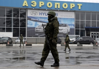 Невідомі озброєні люди патрулюють аеропорт у Сімферополі, 28 лютого 2014 року. Фото: AFP