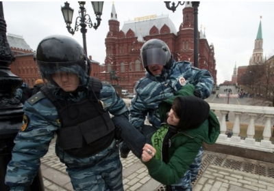 Поліцейські затримують протестувальників у центрі Москви, 2 березня 2014 року, під час несанкціонованого мітингу проти військових дій Росії в Криму. Фото: AFP