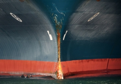 1 квітня 2014 року, Іспанія. Дайвери перевіряють носову частину 164-метрового вантажного судна "Baltic Breeze", пошкодженого після зіткнення з 34-метровим рибальським човном "Mar de Marin" у порту Віго. Внаслідок зіткнення троє рибалок загинули і двоє зникли безвісти. Ще п