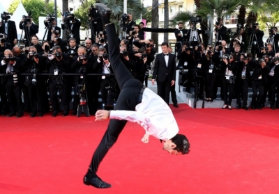 Франція, Канни, 20 травня 2014 року. Танцюрист виступає на червоній доріжці перед показом стрічки Тоні Гатліфа "Джеронімо" у межах 67 Міжнародного канського кінофестивалю. Фото: АFР