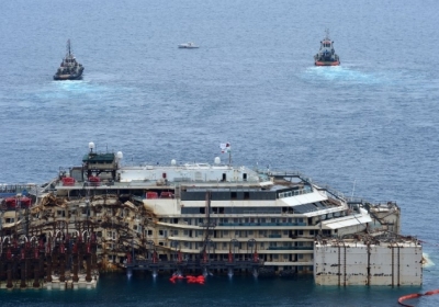 Итальянские спасатели готовятся отбуксировать лайнер Costa Concordia