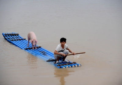 КИТАЙ, провинция Чжэцзян 20 августа 2014. Более 20 тысяч жителей были эвакуированы в связи с наводнением. Фото: АFР