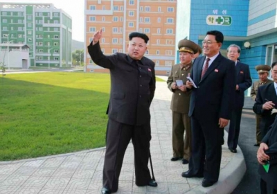 Северная Корея, 14 октября 2014, северокорейский лидер Ким Чен Ун (L) во время инспекционной поездки в новый жилой комплекс в Пхеньяни.Фото: АFР