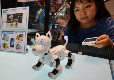 Японський песик-робот захищає документи і танцює під музику