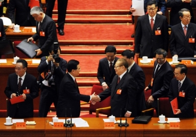 Голова КНР Ху Цзіньтао (в центрі ліворуч) обмінюється рукостисканням з колишнім президентом Цзян Цземінь. Фото: AFP