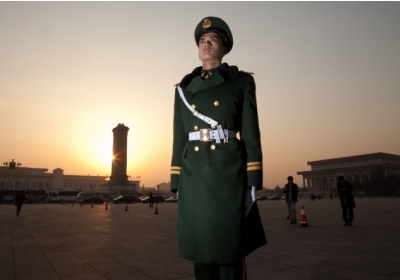 Військовий патрулює на площі Тяньаньмень, Пекін. Фото: АFP