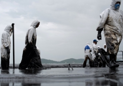 Екологічне лихо в Таїланді: витік нафти зіпсував курортний пляж