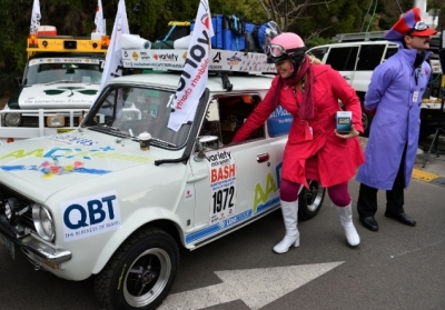 Ралі вінтажних авто в Австралії: чудернацькі костюми і благородна мета