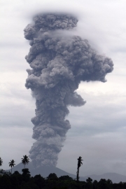 Более 10 тыс человек эвакуированы с острова Бали из-за угрозы извержения вулкана