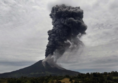 ІНДОНЕЗІЯ, Каро. Вулкан гори Sinabung. Фото: AFP