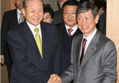 Брат президента Південної Кореї Лі Сан-дук (ліворуч) з міністром закордонних справ Японії. Фото: AFP
