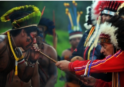 Бразильський індіанець Каяпо курить люльку індіанців Сіу. Екологічний саміт 13 червня 2012 в Джакарепагва, через 20 років після першого саміту Землі. Фото: AFP