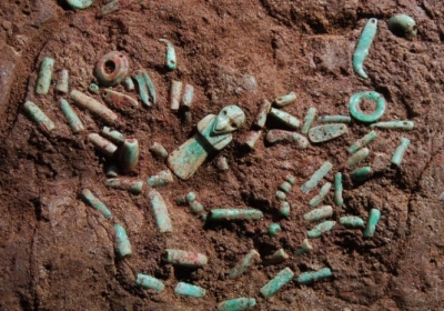 Нефритові чотки намиста знайдені в гробниці царя майя. Фото: AFP PHOTO / Parque Nacional Arqueologico Tak