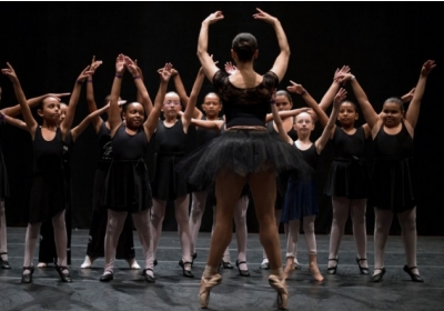 Лондонські хореографи вчать балету дітей з нетрів Ріо-де-Жанейро