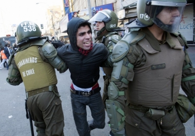 Зіткнення демонстрантів з поліцією в околицях Конгресу у Вальпараїсо, Чилі, 21 травня 2013 року.Фото: AFP