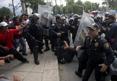 Протест мексиканських вчителів завершився сутичками з поліцією