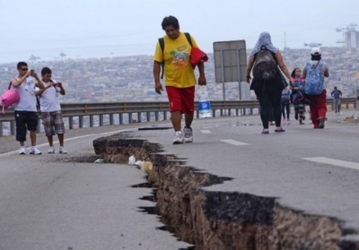 Землетрясение в Чили 4 апреля у побережья Чили произошло третье за неделю землетрясение магнитудой 6,2 балла, который разрушил несколько тысяч домов. В среду первый подземный толчок вызвал волну цунами, из-за которого власти эвакуировали с северного побережья сотни тысяч людей. Пять человек погибли. Фото: AFP