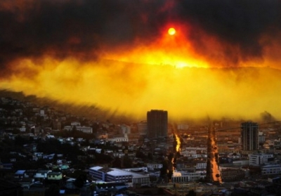 Чили, Вальпараисо, 12 апреля 2014 года. Крупный пожар, который продолжался двое суток, унесла жизни 12 человек и уничтожила более 2 тыс домов. Пострадали еще 8 тыс жителей. Фото: АFР