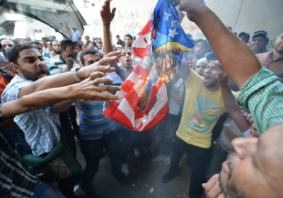 Єгипетські протестувальники спалюють прапор США поблизу посольства США в Каїрі. 12 вересня 2012. Фото: AFP