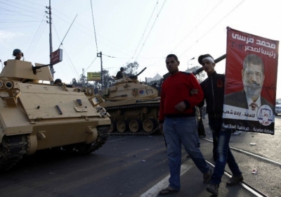 У Єгипті президентський палац охороняють танки