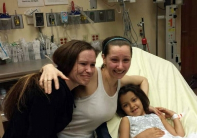 Аманда Беррі (у центрі) у лікарні з сестрою і донькою.Фото: AFP