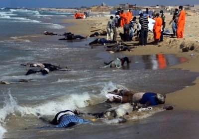Лівія, Аль-Карболь, 25 серпня 2014 року. Рятувальники витягають на берег тіла нелегальних мігрантів з центральної Африки, які потонули після того, як їхній човен перекинувся. Лівія стала воротами до Європи для нелегалів.Фото: AFP