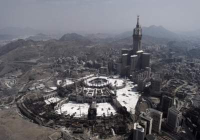 Часовая башня и Большая мечеть в священном городе Мекка, 5 октября 2014 Саудовская Аравия. Фото: АFР