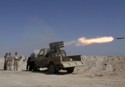 Ирак. Шиитские иракские боевики применяют пожарные ракеты с пусковой установки во время столкновений с вооруженной группировкой боевиков исламского государства. 19 октября, 2014 Фото: АFР