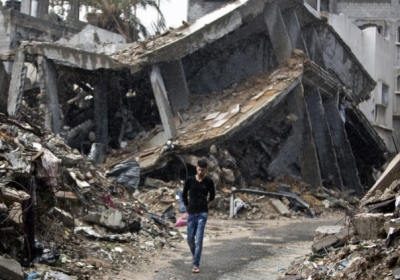 Палестинець прогулюється поруч з уламками будівель, зруйнованих під час 50 днів конфлікту між Ізраїлем і ХАМАС влітку минулого року, в місті Газа 3 листопада, 2014. Фото: АFР
