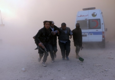 Бійці з групи Аль-Каїда в Леванте, Фронт ан-Нусра, допомогають пораненому під час вибуху біля урядових військ в північній Сирії, місто Алеппо. 6 листопада 2014. Фото: АFР