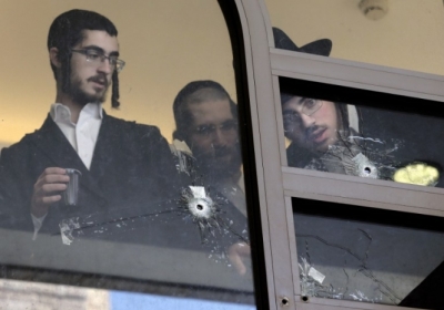 Ультра ортодоксальні євреї у вікні синагоги в Єрусалимі, 19 листопада 2014. Напередодні двоє палестинців озброєних пістолетами вбили п