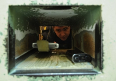 РОСІЯ. Поліцейський отримує свою зброю, автомат Калашникова і боєприпаси в поліцейській дільниці в місті Великий Новгород. Фото: AFP