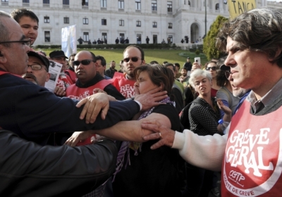 Протест працівників державного сектору Португалії проти скорочення виплат. Фото: AFP